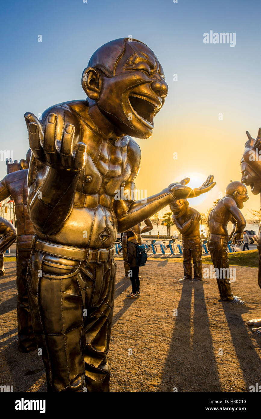 "A-Labyrinth-Ing Lachen" Skulptur im öffentlichen Raum, Künstler Yue Minjuns, Morton Park, Vancouver, BC, Kanada Stockfoto