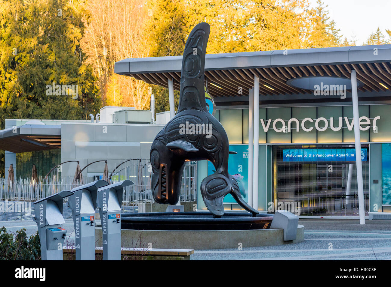 Bill Reids Orca Bronzeskulptur "Chief of the Undersea World" außerhalb der Vancouver Aquarium, Stanley Park, Vancouver, Britisch-Kolumbien, Kanada Stockfoto