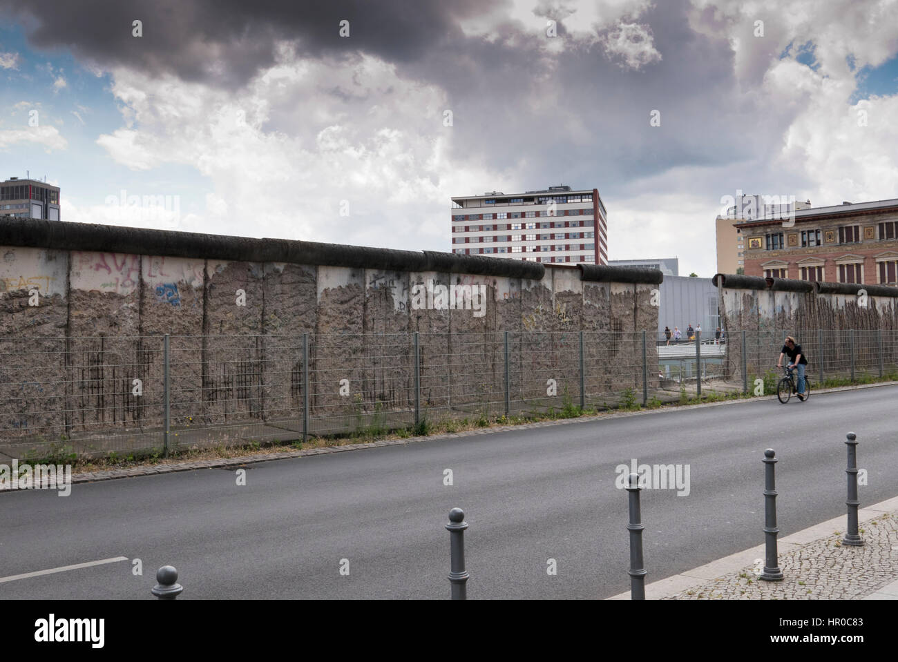 Überbleibsel der Berliner Mauer, die Ost und West Berlin, Deutschland zu Spalten Stockfoto