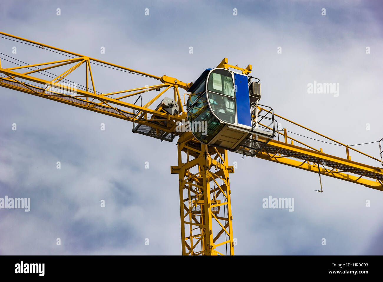 Bau-Turmdrehkran, Kabine, Closeup, auf blauer Himmel mit Wolken. Stockfoto