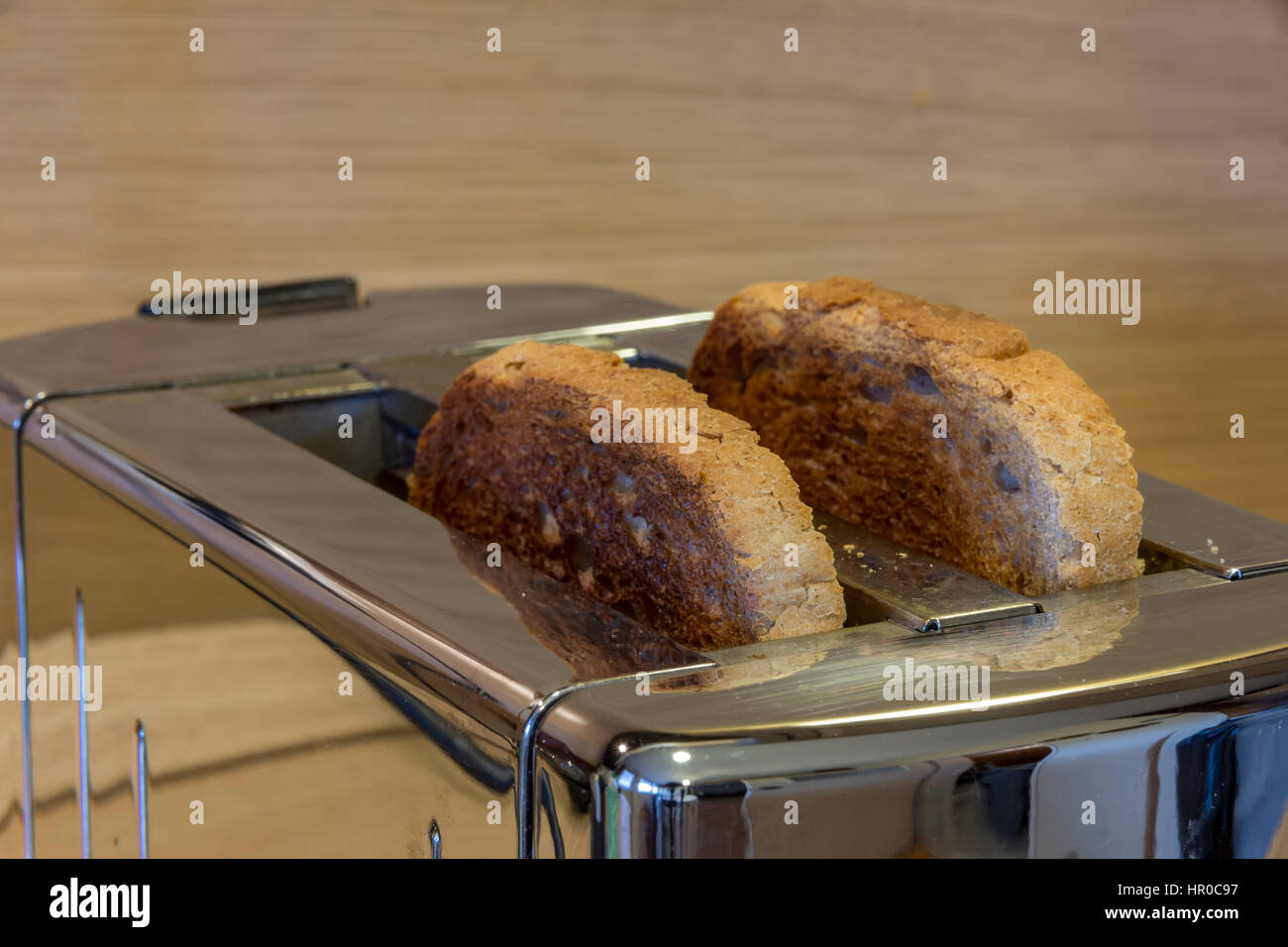 Toaster mit geröstetem Brot, Küchenausstattung. Hautnah. Stockfoto
