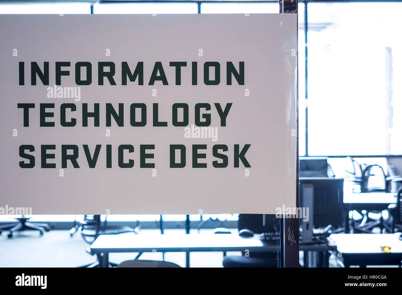 Schild mit der Aufschrift "Information Technology Service Desk" an einer Universität IT helfen, Schreibtisch oder Zimmer. Stockfoto