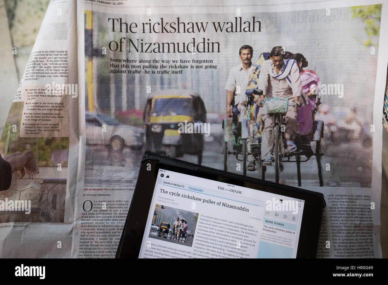 HYDERABAD, Indien - Februar 26,2017 A News Artikel in beiden Zeitung und auf dem Apple Ipad. Drucken Sie Vs digitale Konzept. Illustrative Editoria Stockfoto