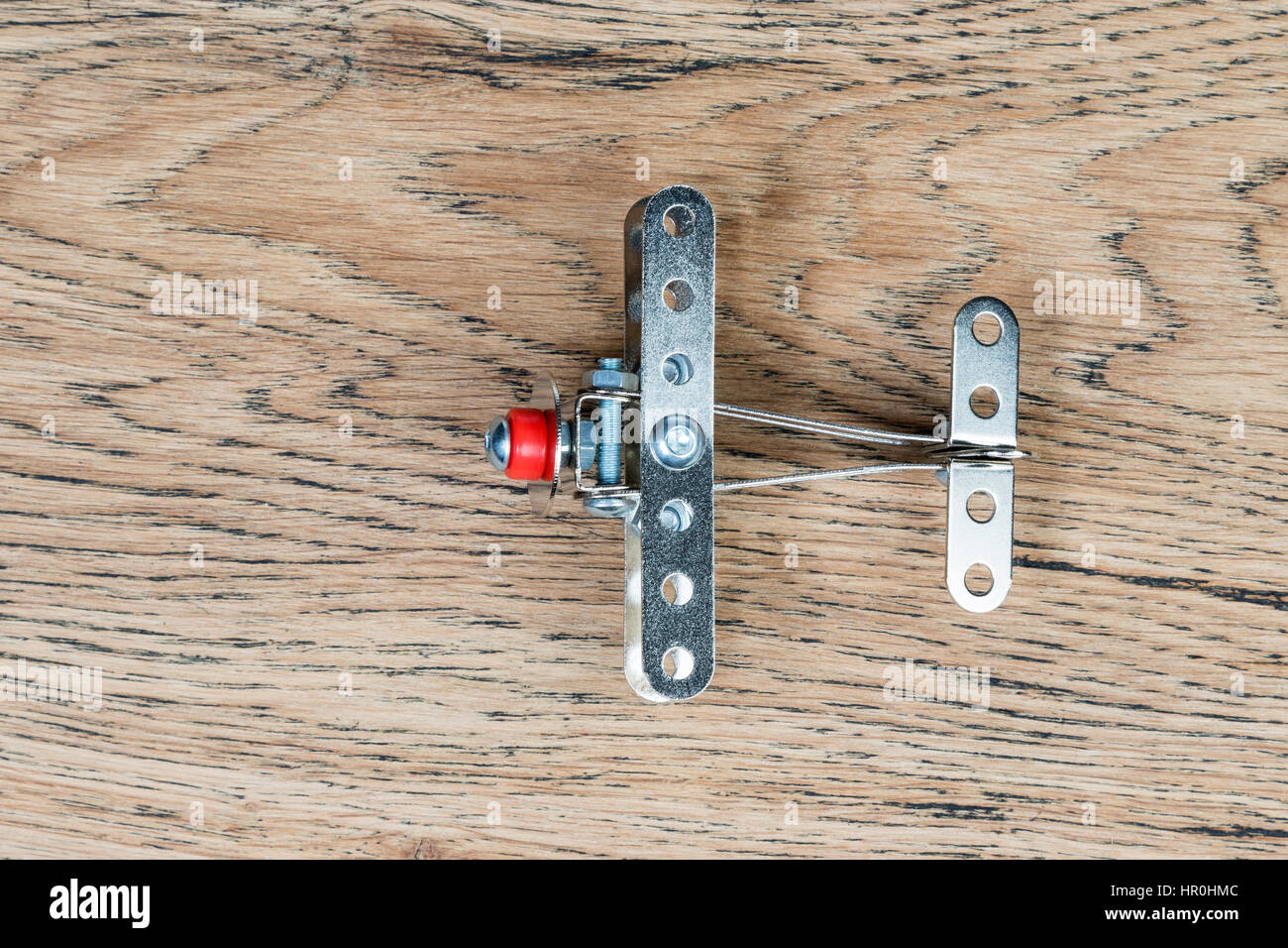 Kinder Flugzeug gemacht von Eisen-Konstruktor auf einem alten Holzbrett-Draufsicht Stockfoto