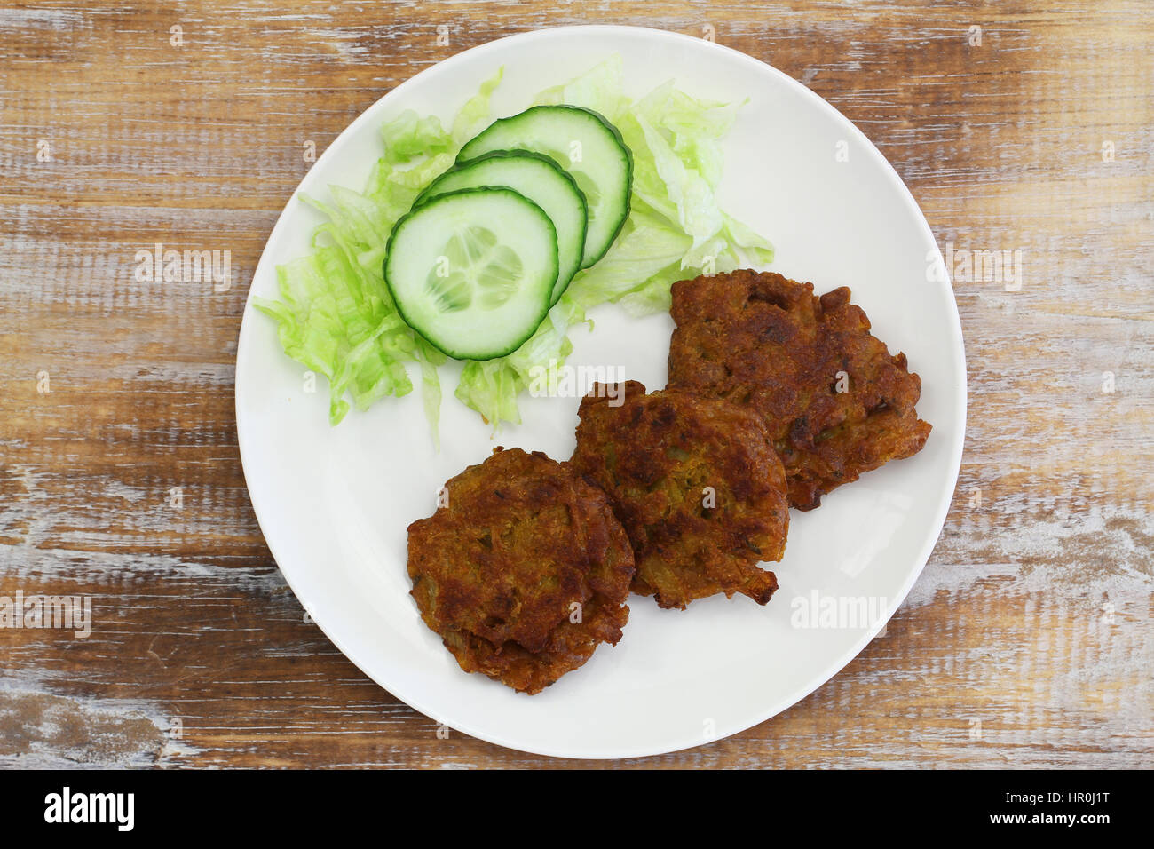 Pakora, klassische indische Vorspeise mit grünen Salat Stockfoto