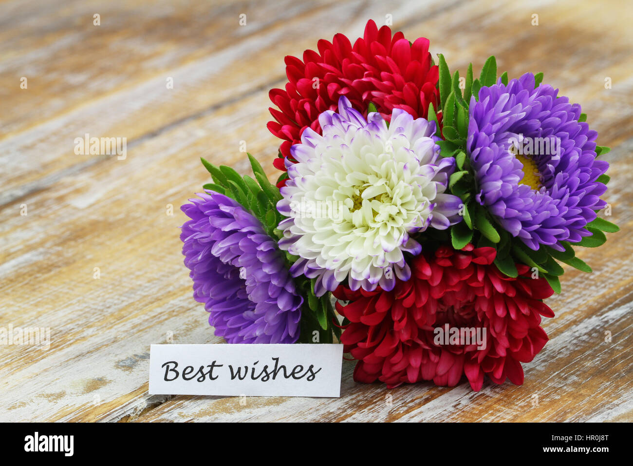 Die besten Wünsche Karte mit bunten Blumenstrauß auf rustikalen Holzoberfläche Stockfoto