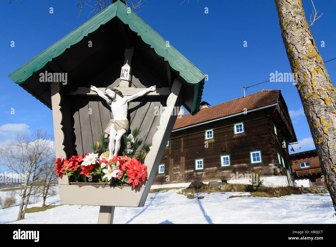 Krieglach, am Wegesrand Kruzifix, traditionelles Haus, Obere Steiermark, Steiermark, Steiermark, Österreich Stockfoto