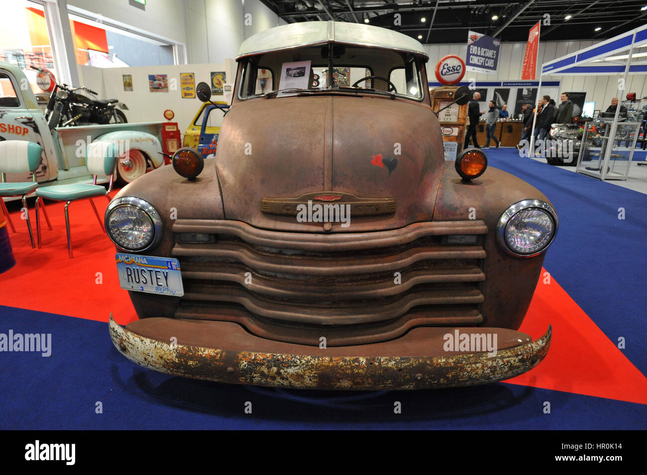 Ein 1948 Chevrolet Pick Up Truck, den Spitznamen "Rusty" auf dem Display an der London Classic Car Show im ExCel London stattfindet.  Mehr als 800 der schönsten Oldtimer der Welt sind auf dem Display auf der Messe von Vintage Vorkriegs-Tourer bis hin zu einem modernen Konzeptautos.  Die Show bringt rund 33.000 Besucher. von bis schwere Benzin Köpfe Menschen lieben einfach schöne klassische Fahrzeuge. Stockfoto