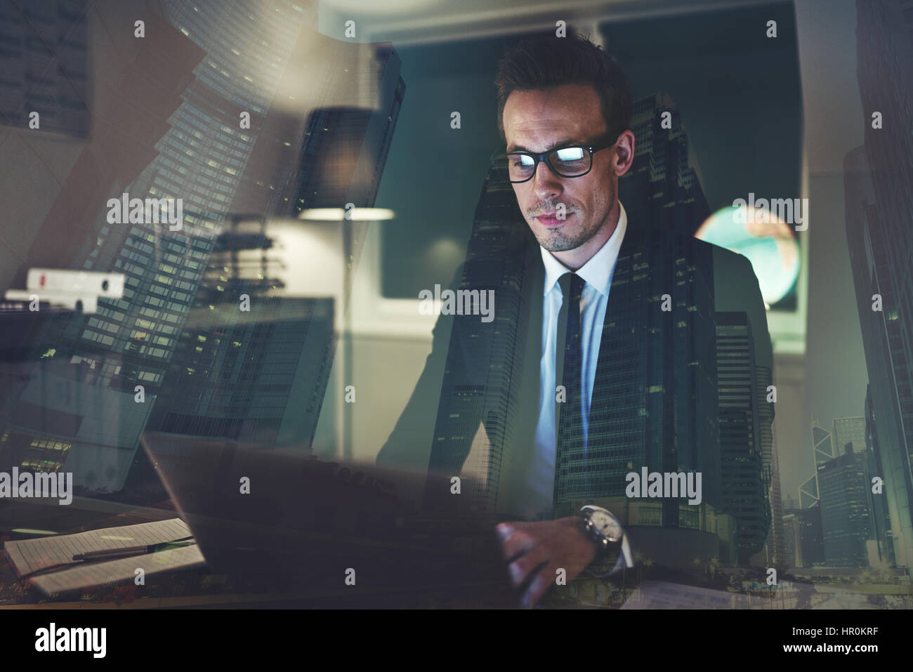 Konzentriert Geschäftsmann arbeitet im Büro in der Nacht, Großstadt-Business-Konzept Stockfoto