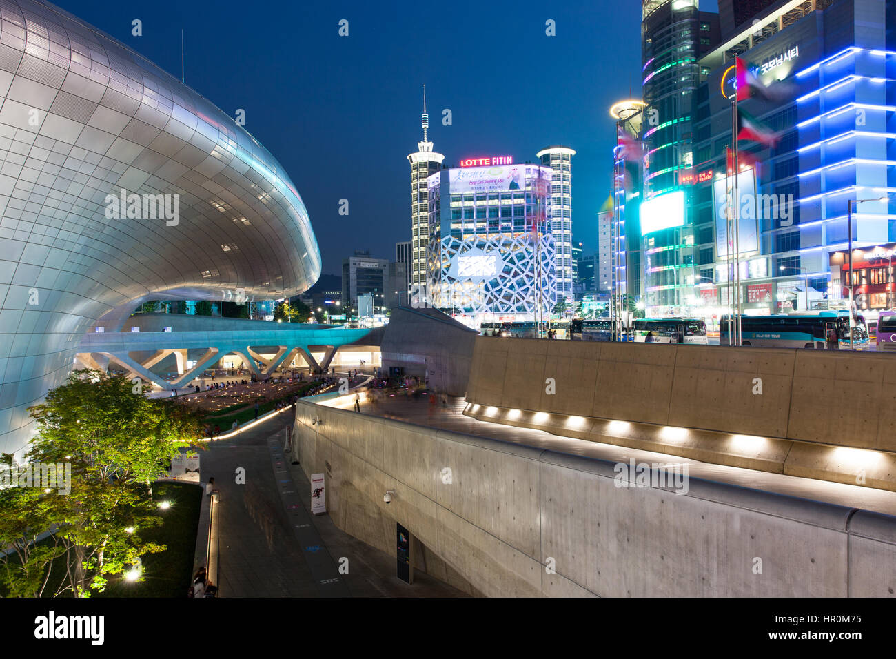 Seoul, Südkorea - 15. August 2014: Nachtansicht des Dongdaemun Plaza, Wolkenkratzer und Einkaufsviertel am 15. August 2014, Seoul, Korea. Stockfoto