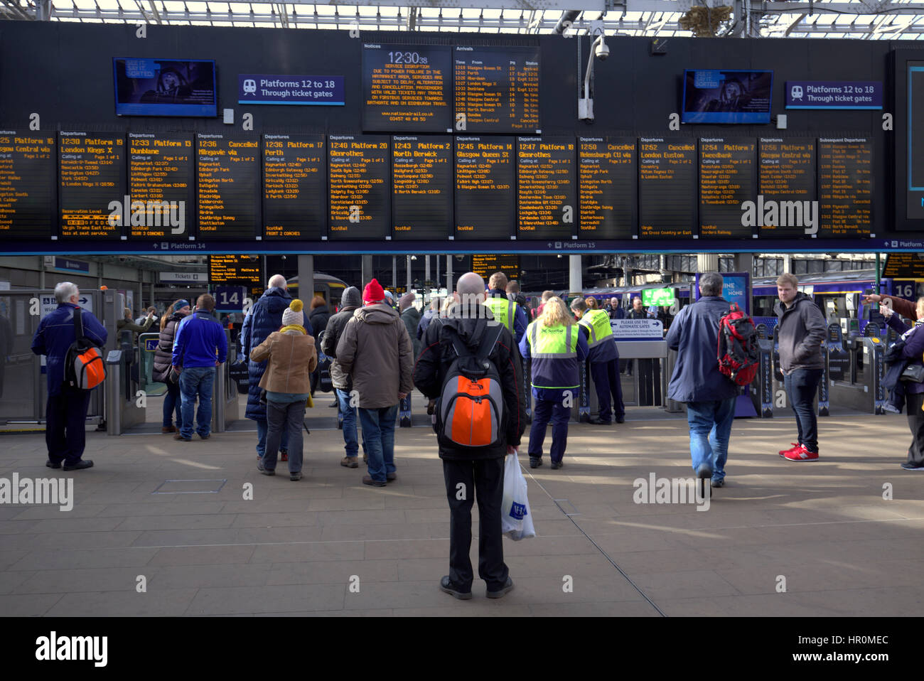 Waverley station Edinburgh Touristen und Bahnhof Schwarzes Brett Ankünfte und Abflüge Stockfoto