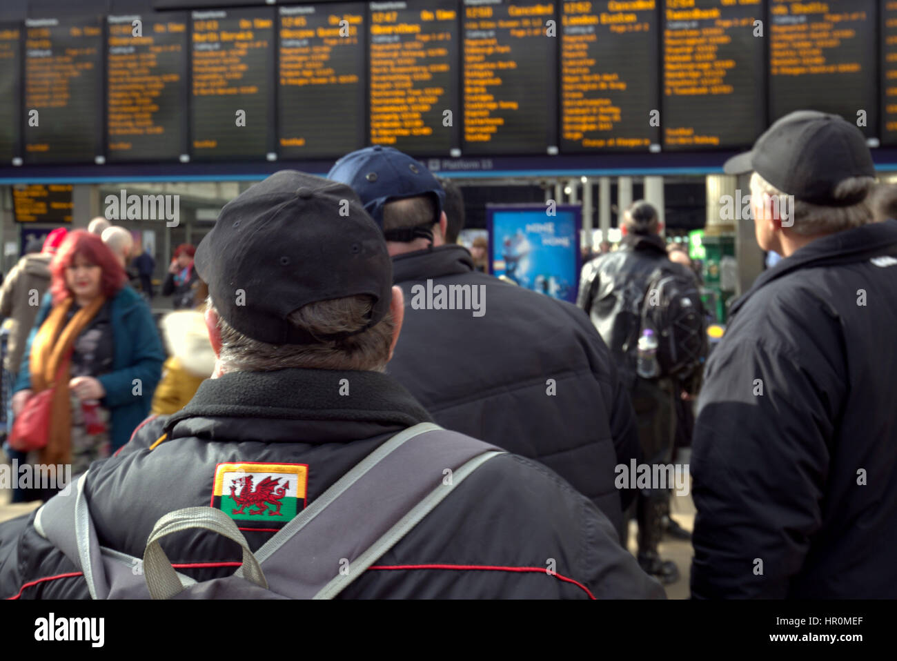 Waverley Bahnhof Edinburgh walisische Logo Flag Touristen und Bahnhof Schwarzes Brett Ankünfte und Abflüge Stockfoto