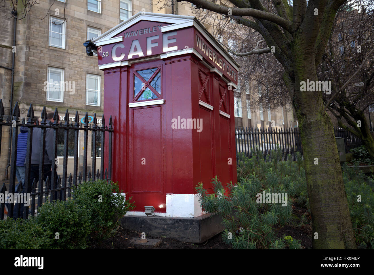 Edinburgh die Hügel Touristen Waverley Café Café alte Tardis geben Polizei box Stockfoto
