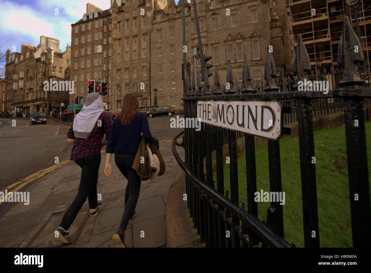 Edinburgh, die Hügel-Touristen auf der Straße am Geländer zu unterzeichnen Stockfoto