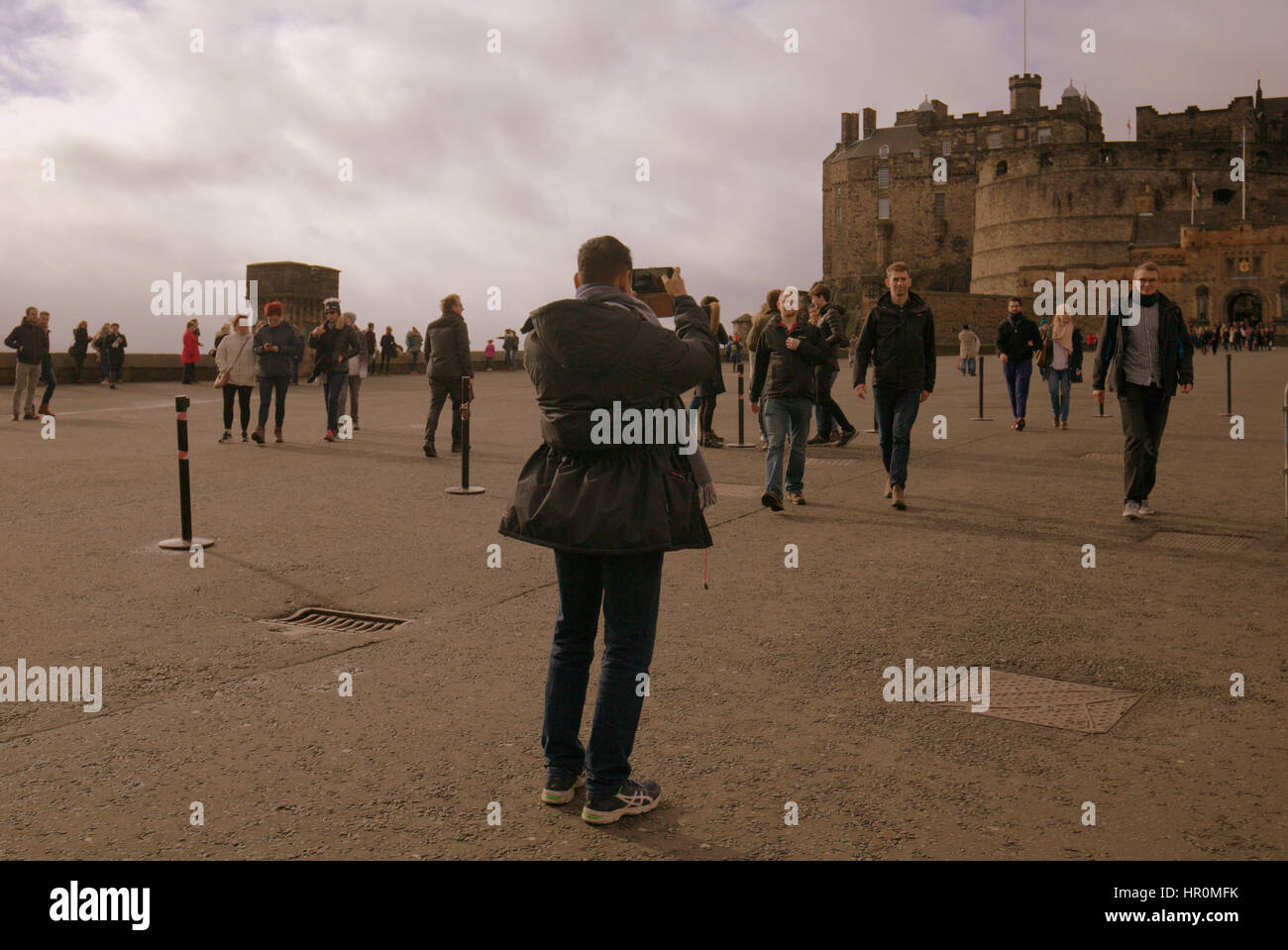 Edinburgh Castle Esplanade Blick auf die Straße von Touristen unter Selfies selfie Stockfoto