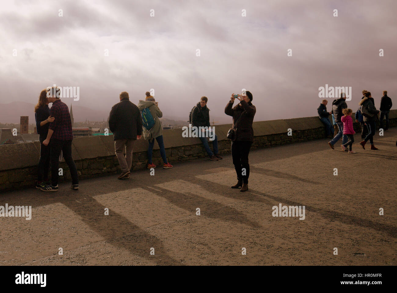 Edinburgh Castle Esplanade Blick auf die Straße von Touristen unter Selfies selfie Stockfoto