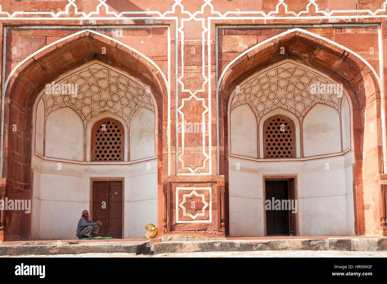 Delhi, Indien - 19. September 2014: Arbeiter ruht im Schatten des Humayun Mausoleum, UNESCO-Welterbe. Stockfoto