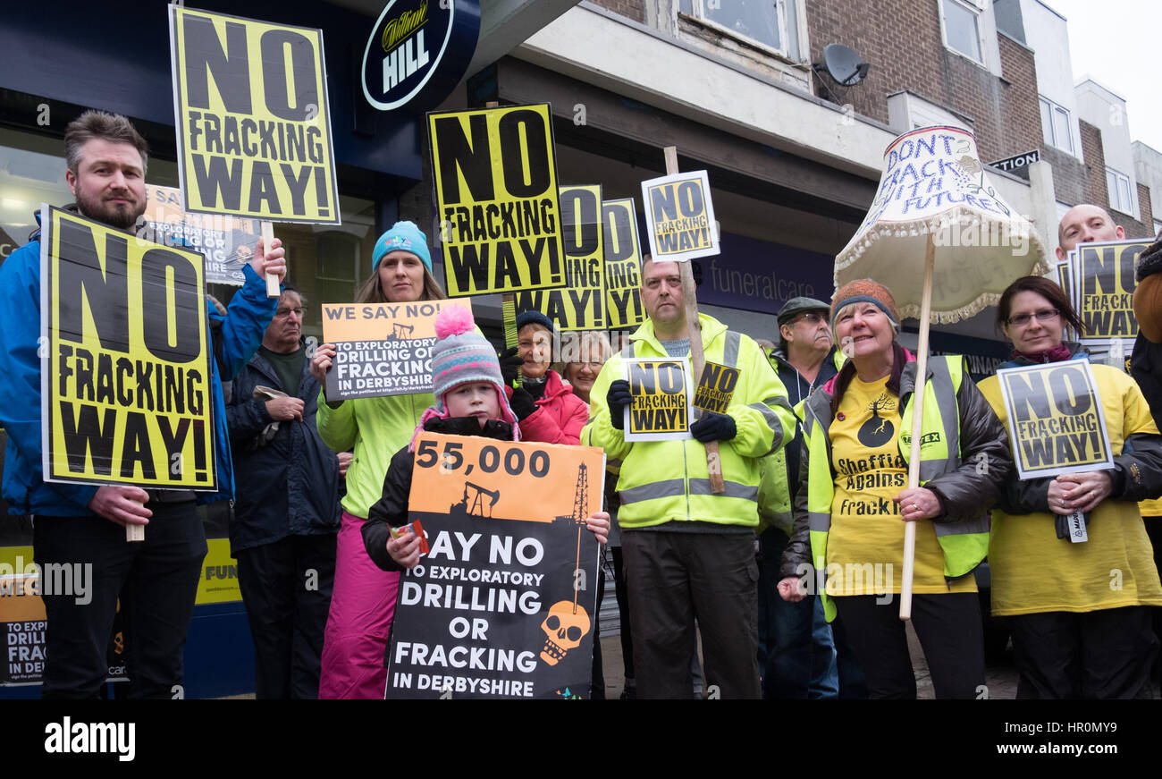 Eckington, UK. 25. Februar 2017. Marsh Lane, Chesterfield, Derbyshire, UK, 25. Februar 2017, friedliche Demonstration gegen Fracking von den Bewohnern eines Dorfes, die gegen die Vorschläge von INEOS Explorationsbohrungen in die nähere Umgebung zu bohren sind. Bildnachweis: James Macfarlen/Alamy Live-Nachrichten Stockfoto