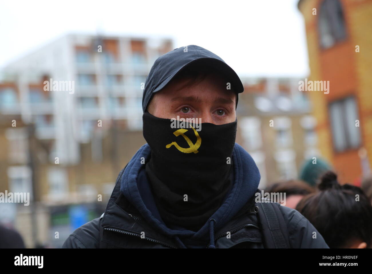 Dalston, London, UK. 25. Februar 2017. Demonstrant in Maske.  Ein Protest außerhalb der LD50-Galerie von Hackney steht bis zu Rassismus und Faschismus und Unite Against Fascism organisiert. Künstler und Aktivisten protestieren, fordern die Schließung des LD50 in Dalston, Ostlondon, nach Anklagen die Galerie gab eine Plattform für anti-Immigrant, islamophobe und "Alt-Right" Zahlen und "keine freie Meinungsäußerung Hassreden" gefördert. Penelope Barritt/Alamy Live-Nachrichten Stockfoto