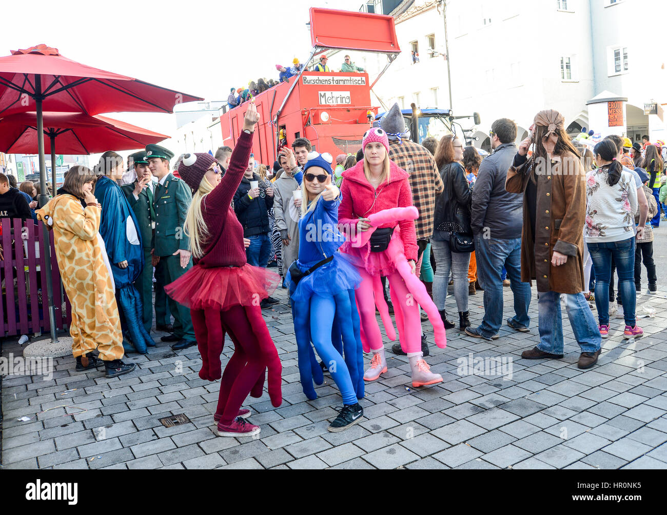 Neuoetting, Deutschland-Februar 25, 2017: Menschen in Kostümen zu Fuß in der Stadt Altstädter Ring während der jährliche Karnevalsumzug Credit: AS / Alamy Live News Stockfoto