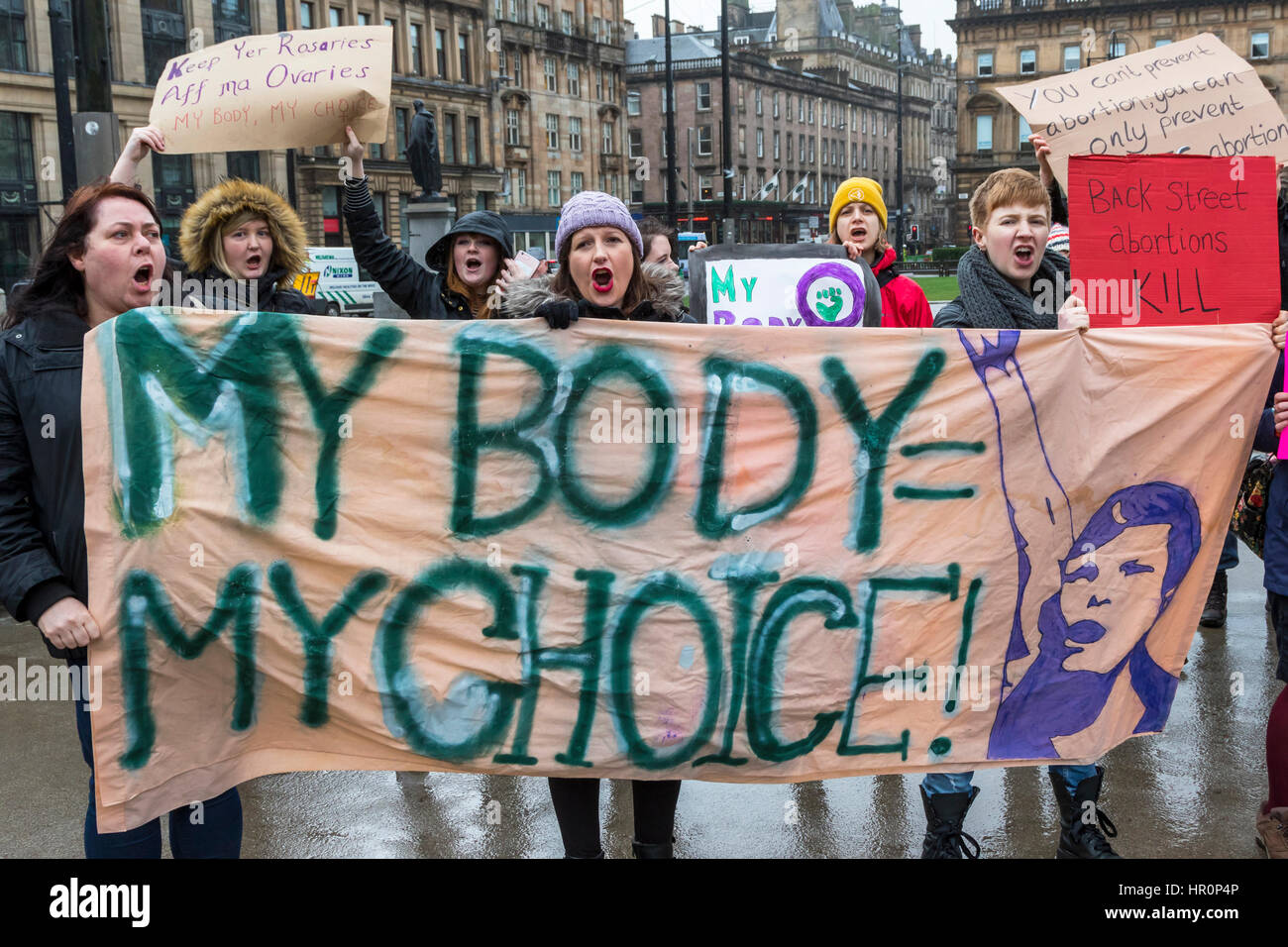 Glasgow, Schottland. 25. Februar 2017. "40 Tage für das Leben", ein Christ Pro-Life und anti-Abtreibung Gruppe statt einem Gebetstreffen in George Square, Glasgow, in der Vorbereitung für 40 Tage des Gebetes, beginnend am Aschermittwoch (1. März) und endet am Palmsonntag (9. April), in der Hoffnung, der schottischen Exekutive haben Aufhebung der Abtreibung Act 1967. Die Gebetstreffen stieß durch Zähler Demonstration von Aktivisten zur Förderung internationaler Frauenrechten und befürwortet die "Right to Choose" Credit: Findlay/Alamy Live News Stockfoto