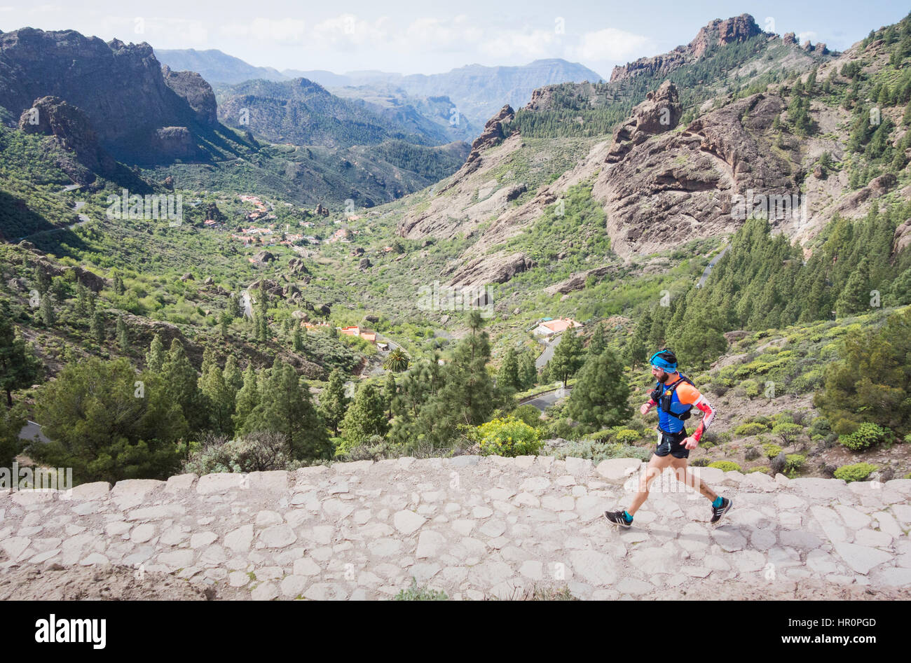 Gran Canaria, Kanarische Inseln, Spanien. 25. Februar 2017. Die Welt Elite Ultramarathon Läufer die zermürbenden TransGranCanaria Mountainbike Rennen; eines der Rennen in der Serie Ultra World Tour Rennen. 125km, 8500 Meter Höhe über der Insel von Norden nach Süden. Das Rennen gewann katalanische Läufer Pau Capell in eine unglaubliche 13 Stunden 21 Minuten. Bild: Läufer hoch in den Bergen in der Nähe von 80km-Kontrollpunkt am Roque Nublo. Bildnachweis: ALAN DAWSON/Alamy Live-Nachrichten Stockfoto