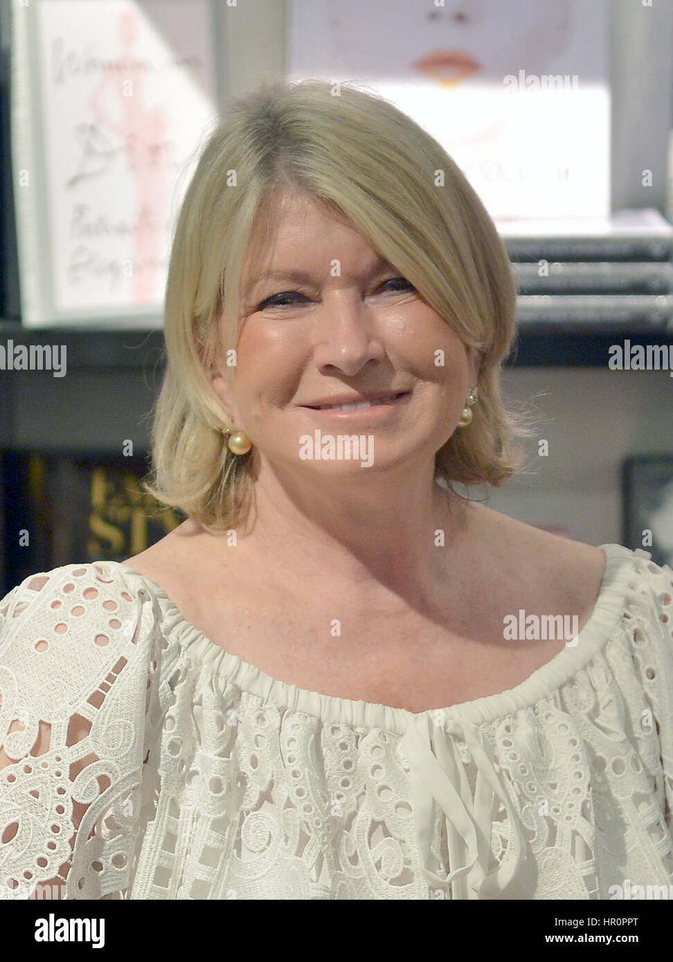 Miami Beach, FL, USA. 24. Februar 2017. Martha Stewart in einem Gespräch & Buch Unterzeichnung mit Sam Sifton, Lebensmittel-Editor von The New York Times über ihr neuestes Buch, "Gemüse" & Bücher Bücher - Bal Harbour Shops am 24. Februar 2017 in Miami Beach, Florida. Bildnachweis: Mpi10/Medien Punch/Alamy Live-Nachrichten Stockfoto