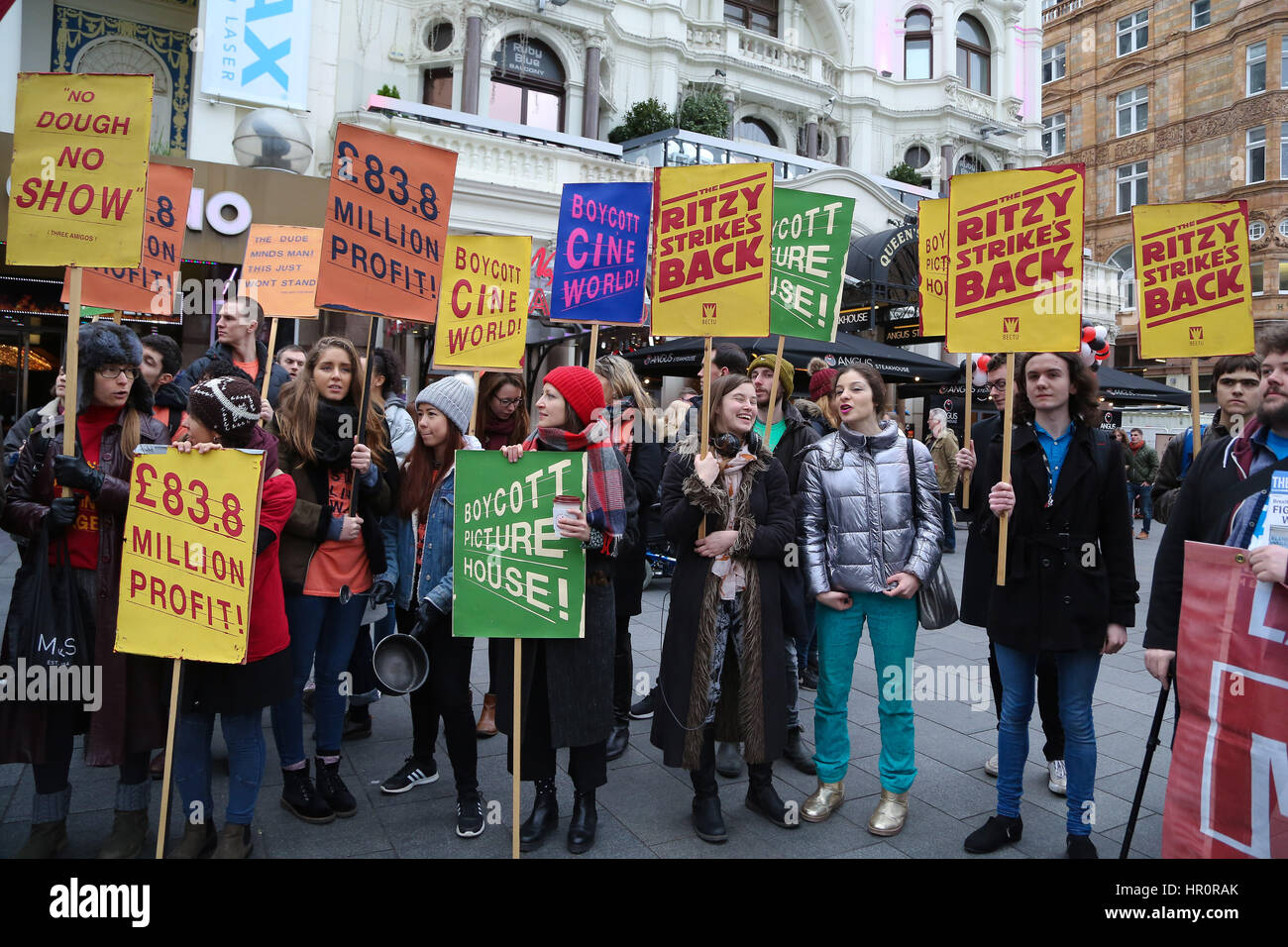 Empire Cinema, Leicester Square, London. UK 25. Februar 2017. Empire Cinema Picturehouse Arbeitnehmer gehen Sie in den Streik und Bühne Protest mit Kino-Arbeiter und ihre Unterstützer in Leicester Square, zu verlangen, dass sie alle sind London existenzsichernden Lohn bezahlt. Bildnachweis: Dinendra Haria/Alamy Live-Nachrichten Stockfoto