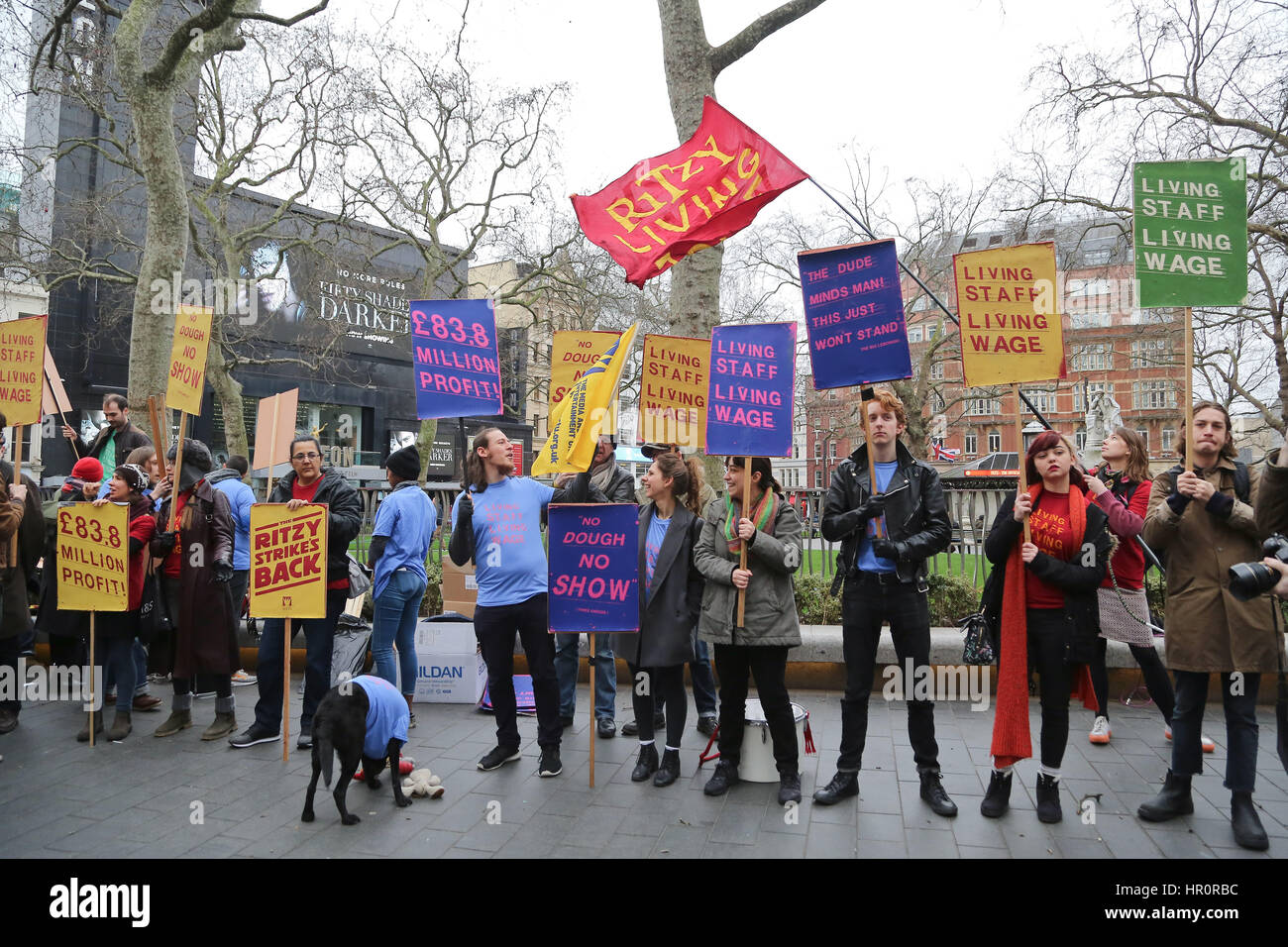 Empire Cinema, Leicester Square, London. UK 25. Februar 2017. Empire Cinema Picturehouse Arbeitnehmer gehen Sie in den Streik und Bühne Protest mit Kino-Arbeiter und ihre Unterstützer in Leicester Square, zu verlangen, dass sie alle sind London existenzsichernden Lohn bezahlt. Bildnachweis: Dinendra Haria/Alamy Live-Nachrichten Stockfoto