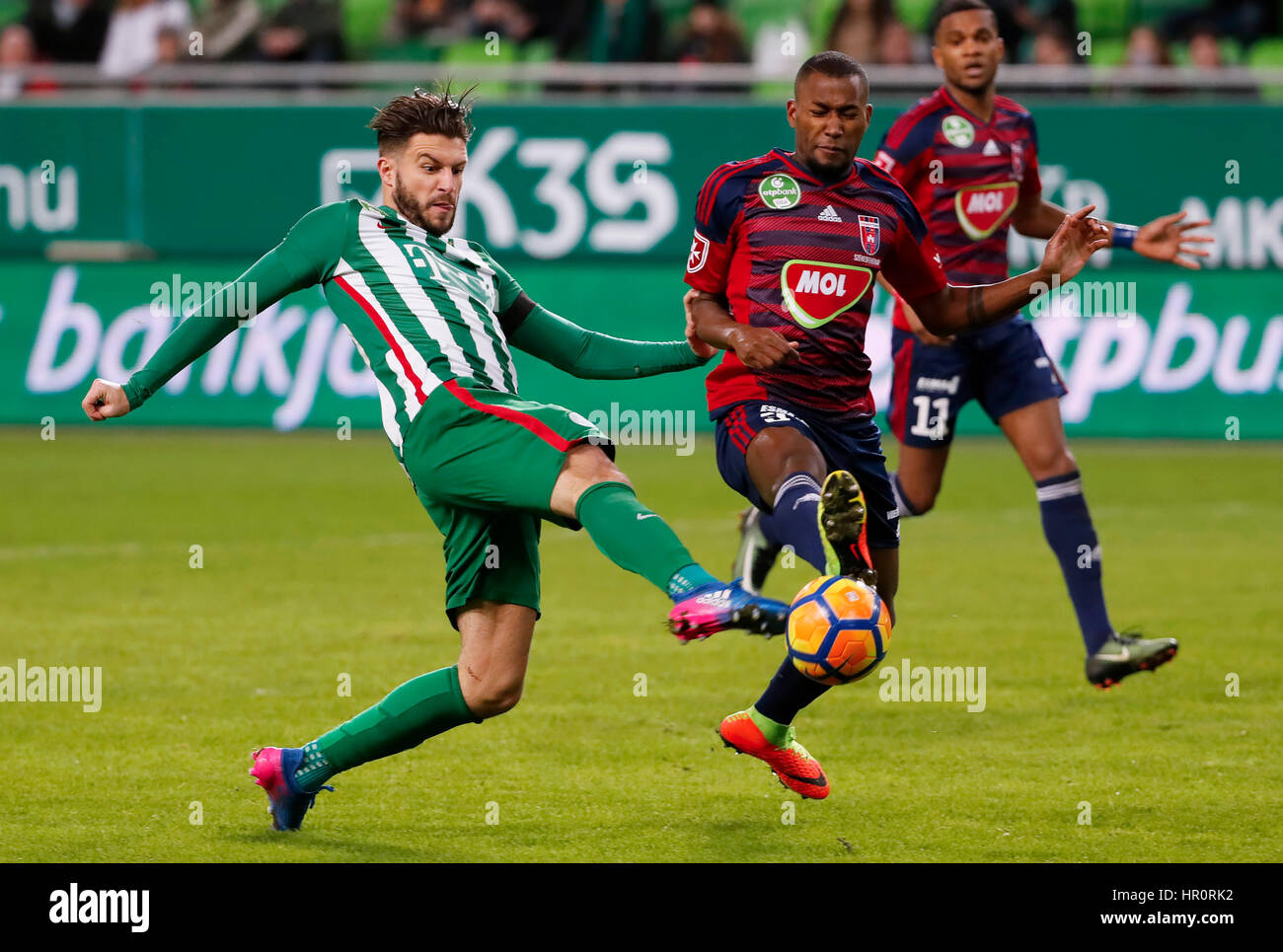 Budapest, Ungarn. 25. Februar 2017. Marco Djuricin (L) Ferencvarosi TC konkurriert für den Ball mit Paulo Vinicius (R2) von Videoton FC vor Loic Nego von Videoton FC während das ungarische OTP Bank Liga-Spiel zwischen Ferencvarosi TC und Videoton FC bei Groupama Arena am 25. Februar 2017 in Budapest, Ungarn. Bildnachweis: Laszlo Szirtesi/Alamy Live-Nachrichten Stockfoto