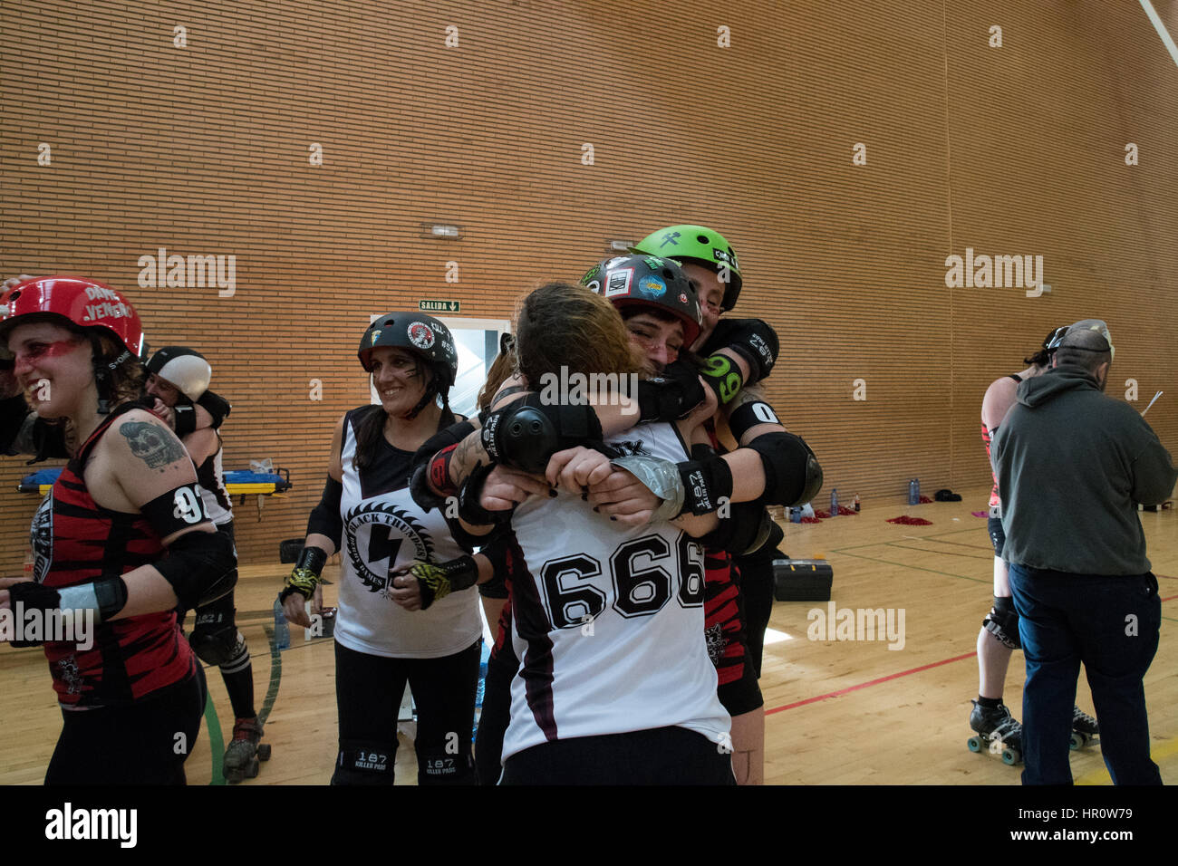 Madrid, Spanien. 25. Februar 2017. Spieler des Roller Derby Madrid B und Black Thunder Derby Dames umarmende einander am Ende des Spiels. © Valentin Sama-Rojo/Alamy Live-Nachrichten. Stockfoto