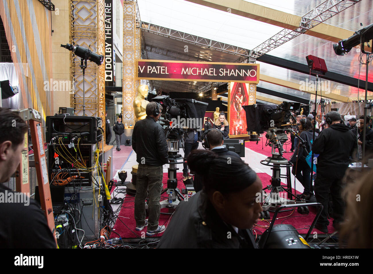 Hollywood, Kalifornien, USA. 25. Februar 2017. Fernsehteams vorbereiten für die morgige 2017 Oscar Awards im Dolby Theatre in Hollywood, Kalifornien, USA. Bildnachweis: Sheri Determan/Alamy Live-Nachrichten Stockfoto