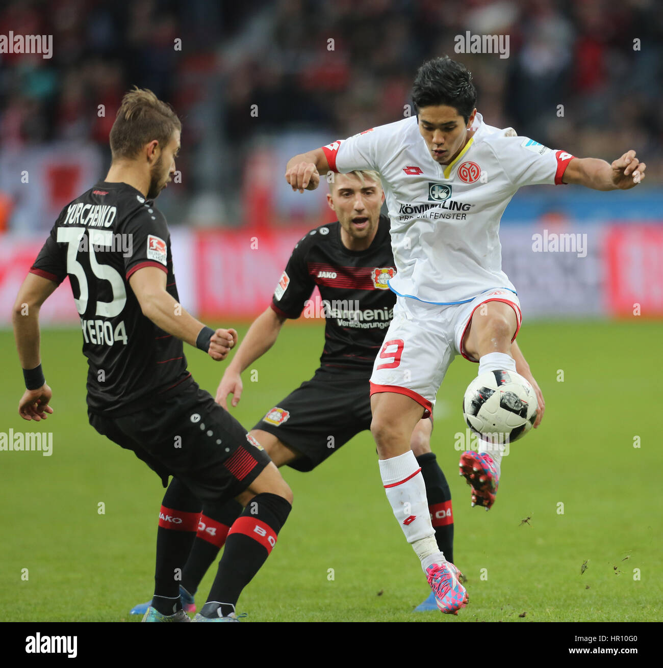 Leverkusen, Deutschland. 25. Februar 2017. Bundesliga, Spieltag 22, Bayer 04 Leverkusen - 1. FSV Mainz 05: Kampf gegen Yoshinori Muto (Mainz, R) Vs Vladlen Yurchenko (B04, L). Bildnachweis: Jürgen Schwarz/Alamy Live-Nachrichten Stockfoto