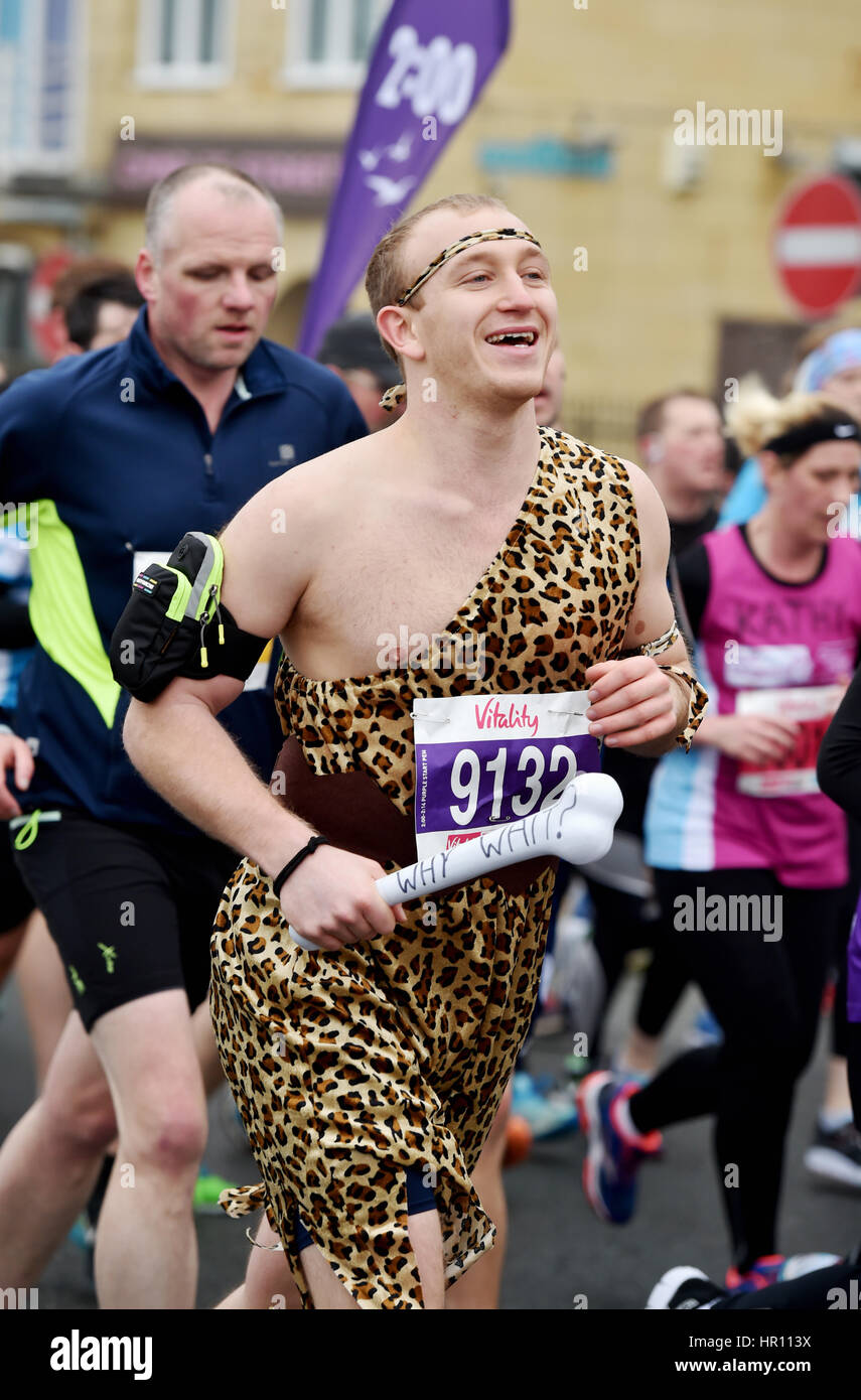 Brighton, Sussex, UK. 26. Februar 2017. Tausende von Läufern, die Teilnahme an der Vitalität Brighton Halbmarathon in nassen Wetter heute Credit: Simon Dack/Alamy Live News Stockfoto