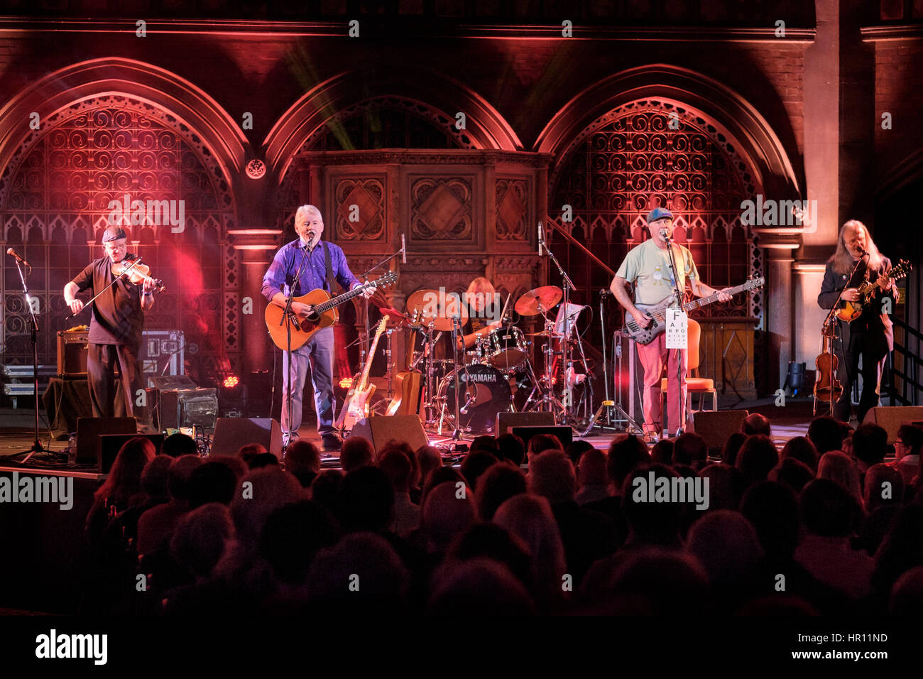 London, UK. 25. Februar 2017. Fairport Convention erklingt in der Union Chapel während ihren 50. Geburtstag Party Tour. Bildnachweis: MusicLive / Alamy Live News Stockfoto