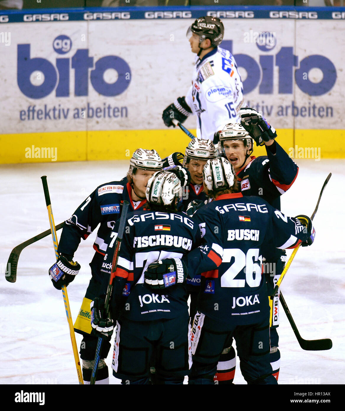 Berlin, Deutschland. 26. Februar 2017. Berlins Florian Busch (vordere R) feiert sein Tor mit dem Team der DEL-Eishockey-Spiel zwischen Eisbaeren Berlin und Iserlohn Roosters in der Mercedes-Benz-Arena in Berlin, Deutschland, 26. Februar 2017. Foto: Monika Skolimowska/Dpa/Alamy Live News Stockfoto