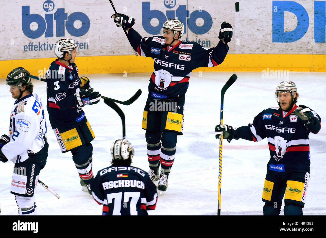 Berlin, Deutschland. 26. Februar 2017. Berlins Florian Busch (c) feiert sein Tor mit dem Team der DEL-Eishockey-Spiel zwischen Eisbaeren Berlin und Iserlohn Roosters in der Mercedes-Benz-Arena in Berlin, Deutschland, 26. Februar 2017. Foto: Monika Skolimowska/Dpa/Alamy Live News Stockfoto