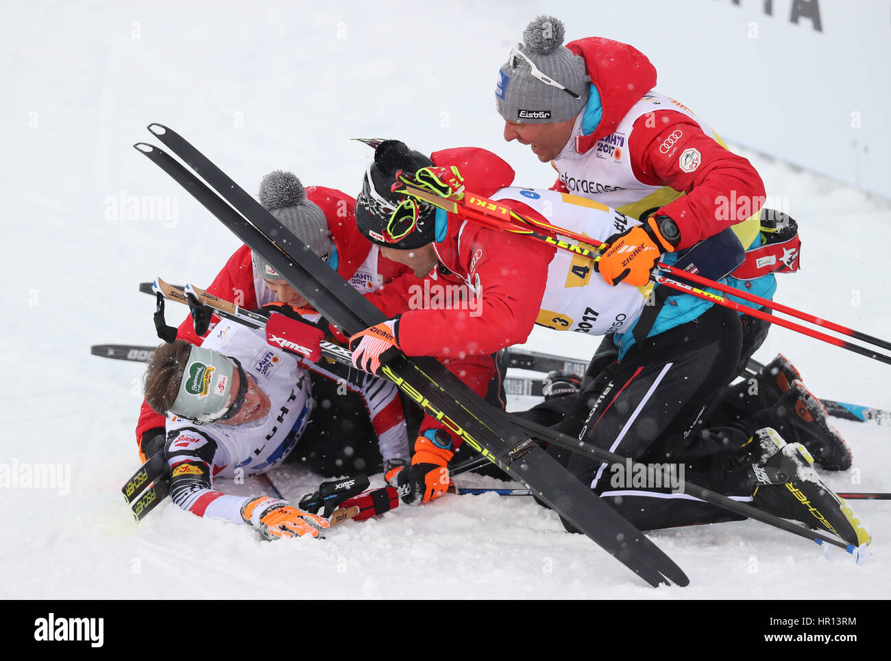 Lahti, Finnland. 26. Februar 2017. Mario Seidl, Philipp Orter, Paul Gerstgraser Bernhard Gruber aus Österreich feiern nach den Herren Team Kombination normale Hügel/4 x 5 km-Rennen am nordischen Ski-WM in Lahti, Finnland, 26. Februar 2017. Foto: Karl-Josef Hildenbrand/Dpa/Alamy Live News Stockfoto