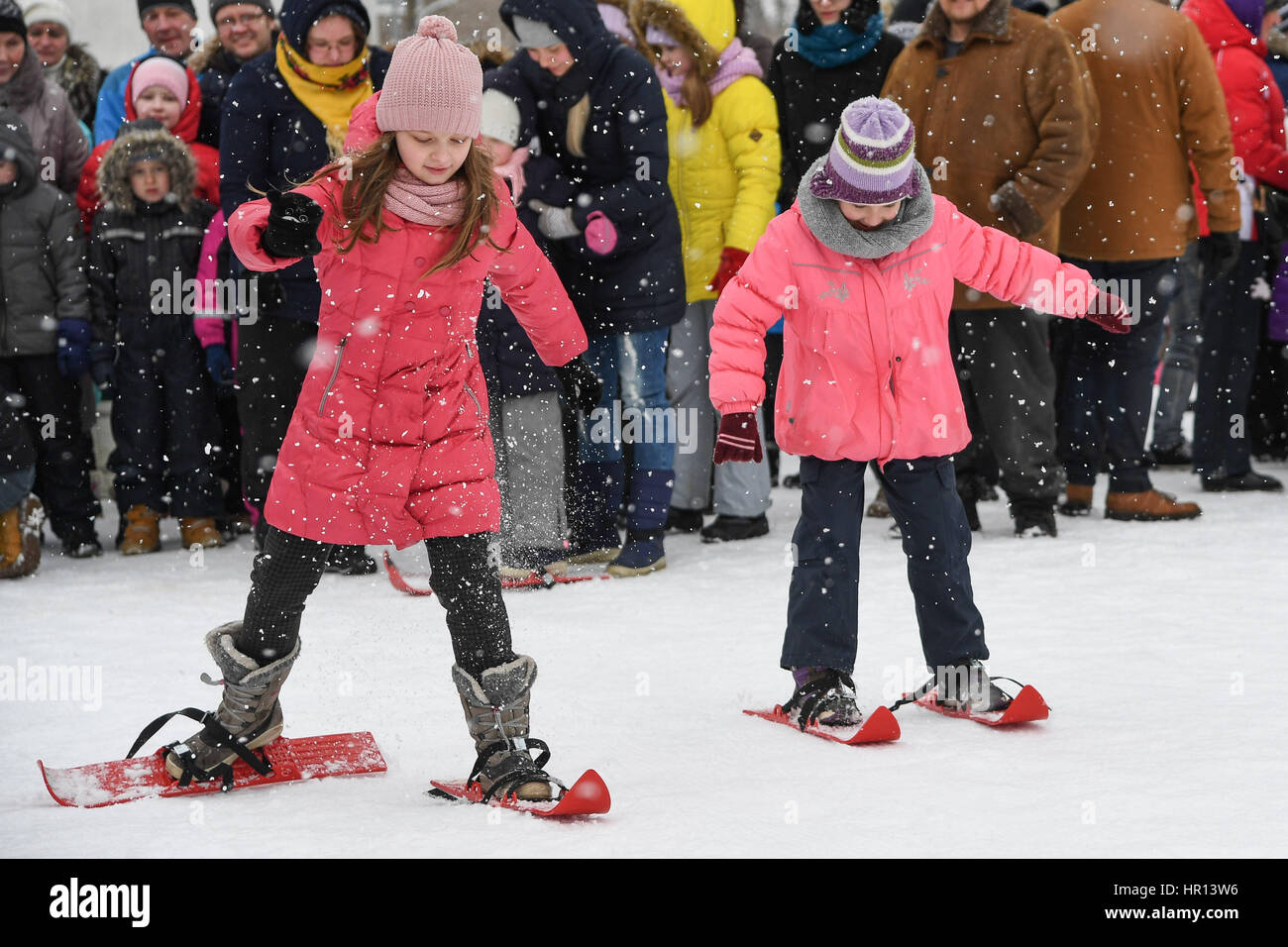 Narva, Estland. 26. Februar 2017. Kinder treten in lustige Skirennsport während Fasching Feier in Narva, Estland, 26. Februar 2017. Während der Fastnacht Feier Leute Muffins machen, singen, einige lustige Spiele zu spielen und schließlich brennen die Vogelscheuchen, die als Symbol für den Winter, um Abschied von der langen kalten und dunklen Winter und den kommenden Frühling willkommen. Bildnachweis: Sergei Stepanov/Xinhua/Alamy Live-Nachrichten Stockfoto