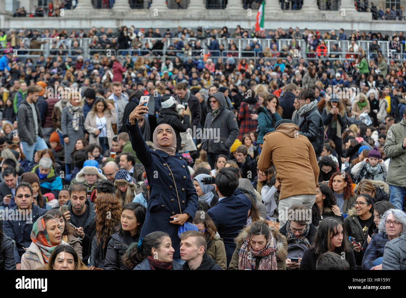 London, UK.  26. Februar 2017. Die Zuschauer werden vor die besondere Premiere kostenlos screening von der Oscar-nominierte, bester fremdsprachiger Film, "The Salesman", auf dem Trafalgar Square, moderiert von Bürgermeister von London, Sadiq Khan gesehen.  Der iranische Regisseur Asghar Farhadi, beschlossen, heute Abend die wichtigsten Oscar-Verleihung in Hollywood, in Solidarität mit den betroffenen durch Präsident Donald Trump Reiseverbot für Personen aus sieben mehrheitlich muslimischen Ländern (einschließlich Iran) Einreise in die USA zu boykottieren.   Bildnachweis: Stephen Chung / Alamy Live News Stockfoto