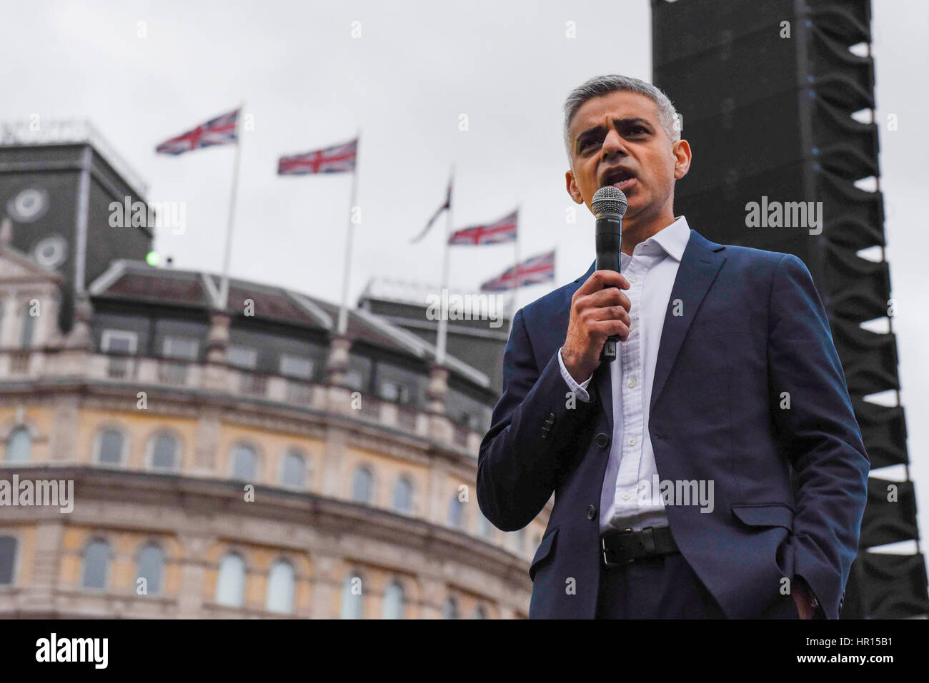London, UK. 26. Februar 2017. Sadiq Khan, Bürgermeister von London, auf der Bühne vor der besondere Premiere kostenlos screening von der Oscar-nominierte, bester fremdsprachiger Film, "The Salesman", auf dem Trafalgar Square. Der iranische Regisseur Asghar Farhadi, beschlossen, heute Abend die wichtigsten Oscar-Verleihung in Hollywood, in Solidarität mit den betroffenen durch Präsident Donald Trump Reiseverbot für Personen aus sieben mehrheitlich muslimischen Ländern (einschließlich Iran) Einreise in die USA zu boykottieren. Bildnachweis: Stephen Chung / Alamy Live News Stockfoto
