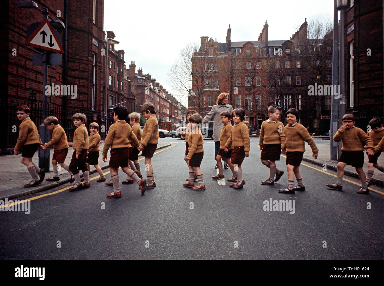 KINDER VON PRIVATE SCHULE IN "KROKODIL-LINE", KNIGHTSBRIDGE, LONDON, 1972 Stockfoto