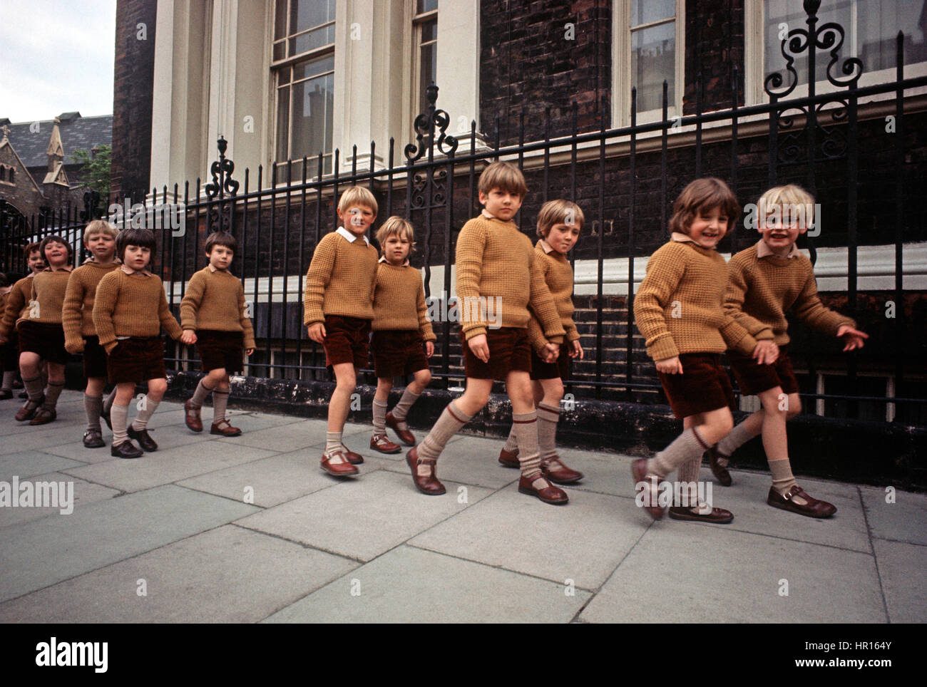 KINDER VON PRIVATE SCHULE IN "KROKODIL-LINE", KNIGHTSBRIDGE, LONDON, 1972 Stockfoto