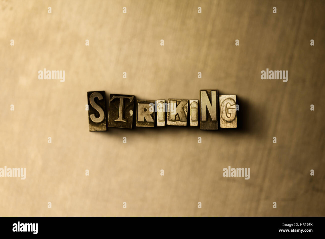 Auffallend - Nahaufnahme des Grunge Vintage Schriftsatz Wort auf Metall Hintergrund. GEMA frei Lager - gerenderte 3D Bild.  Einsetzbar für Online-Bannerwerbung Stockfoto