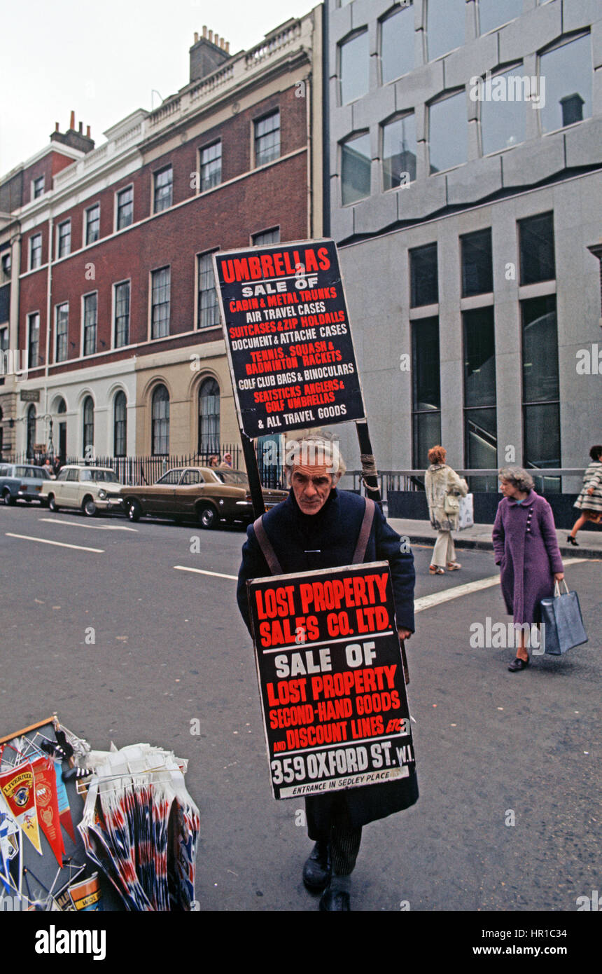 FUNDSACHEN-SANDWICHPLATTE MANN IN PICCADILLY, LONDON, 1972 Stockfoto