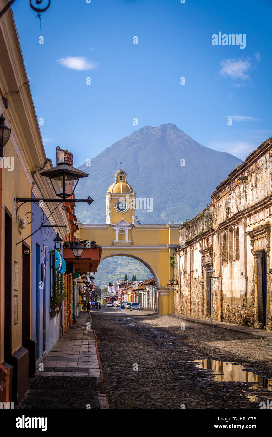 Santa Catalina Arch Ans Agua Vulkan - Antigua, Guatemala Stockfoto