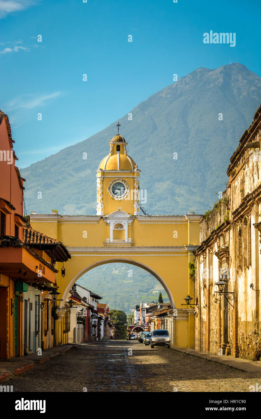 Santa Catalina Arch Ans Agua Vulkan - Antigua, Guatemala Stockfoto