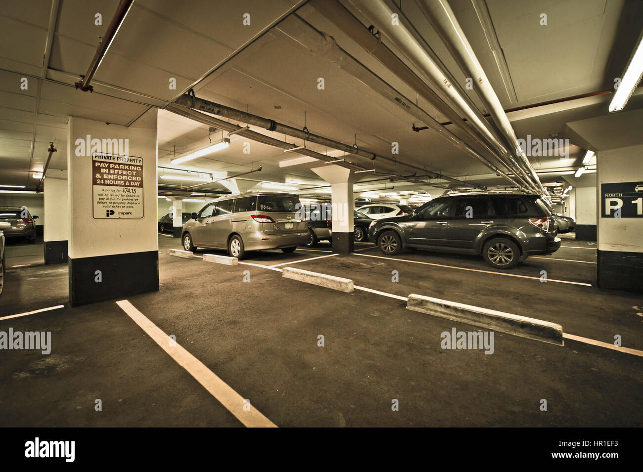 Tiefgarage in der Nacht Stockfoto