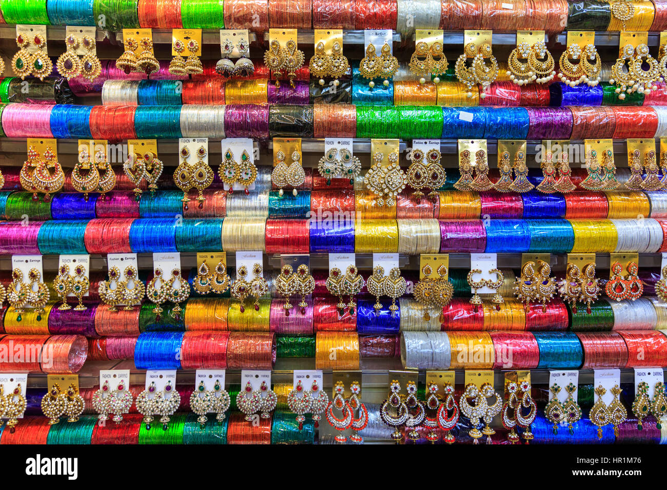 Bunte indische Armreifen, Ohrringe und Schmuck auf dem display Stockfoto