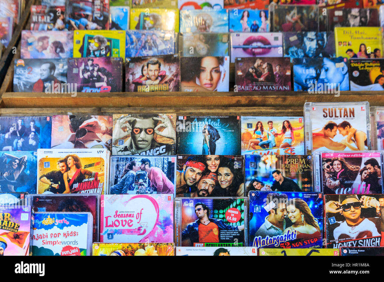 Punjabi und indischen Bhangra und andere Musik-cd deckt auf dem Display an einem stall Stockfoto